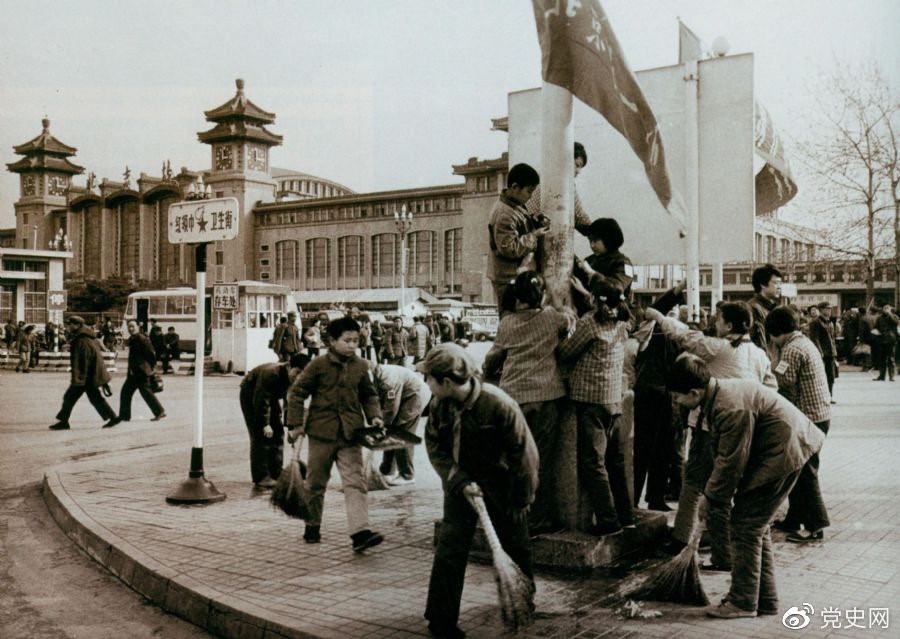 　　1981年2月25日，全國總工會(huì )等九個(gè)單位發(fā)出倡議，開(kāi)展“五講四美”文明禮貌活動(dòng)。圖為北京鐵路一小的少先隊員在北京站西街打掃衛生。