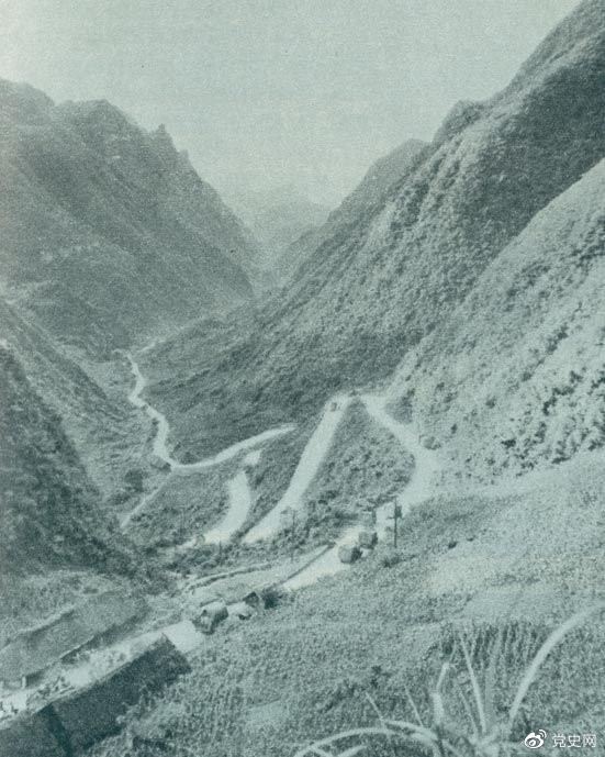 　　1935年2月18日至21日，紅軍奪取桐梓、占領(lǐng)婁山關(guān)、再克遵義城，取得了殲滅和擊潰國民黨軍2個(gè)師又8個(gè)團的大勝利。圖為黔北要隘婁山關(guān)。