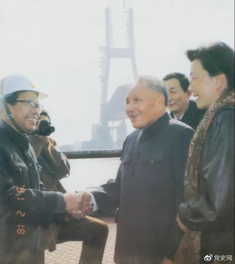 1991年2月18日，鄧小平視察上海南浦大橋工地時(shí)同大橋工程設計人員握手。