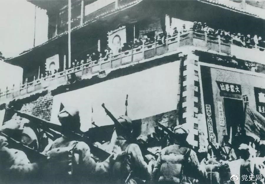 1950年2月20日，人民解放軍進(jìn)駐昆明。