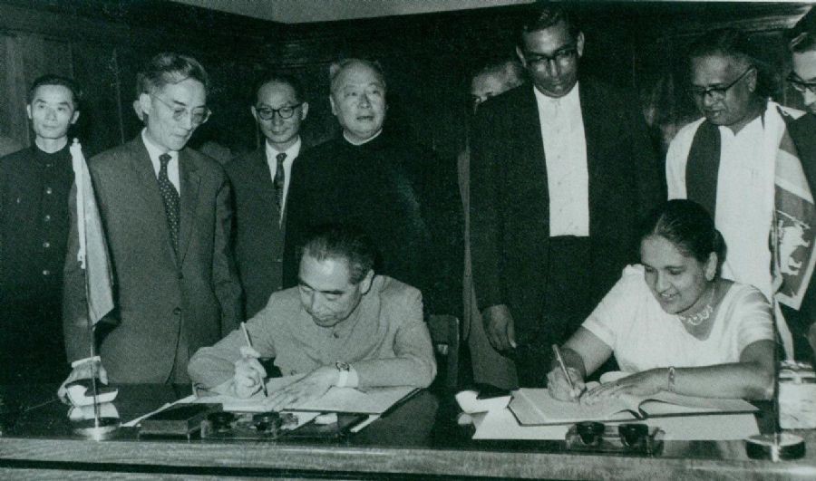 　　1964年2月26日至29日，周恩來(lái)訪(fǎng)問(wèn)錫蘭（今斯里蘭卡）時(shí)，和總理西麗馬沃·班達拉奈克夫人簽署中錫聯(lián)合公報。
