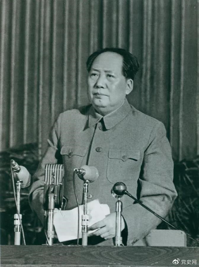 　　1957年2月27日，毛澤東在最高國務(wù)會(huì )議第十一次（擴大）會(huì )議上發(fā)表《如何處理人民內部的矛盾》（后改為《關(guān)于正確處理人民內部矛盾的問(wèn)題》）講話(huà)。