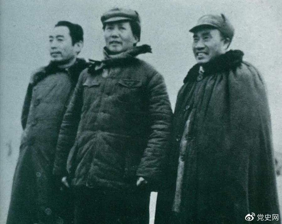 1946年3月4日，毛澤東和朱德、周恩來(lái)在延安機場(chǎng)。