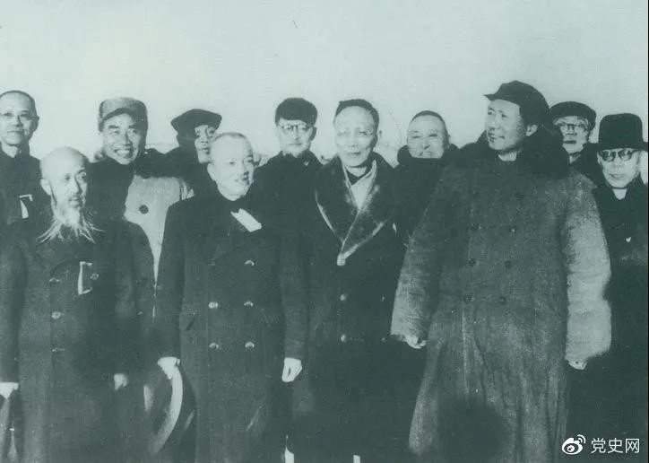 1949年3月，各界人士代表在北京西苑機場(chǎng)同毛澤東、朱德等留影。