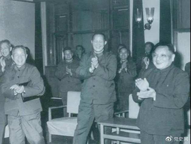 1978年3月，鄧小平和參加五屆人大一次會(huì )議的解放軍代表在一起。