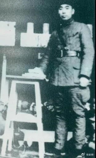 1939年3月10日，周恩來(lái)為新四軍排以上干部作題為《目前形勢與新四軍任務(wù)》的報告。