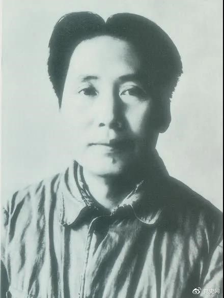 1940年3月11日  毛澤東在黨的高級干部會(huì )議上作題為《目前抗日統一戰線(xiàn)中的策略問(wèn)題》的報告。