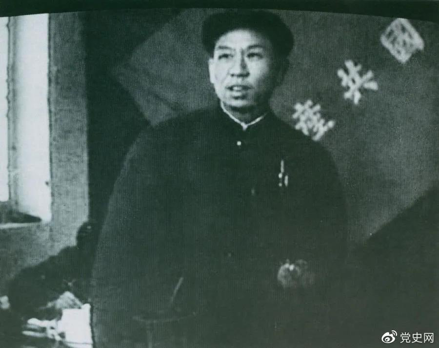 1949年3月，劉少奇在中共七屆二中全會(huì )上發(fā)言。