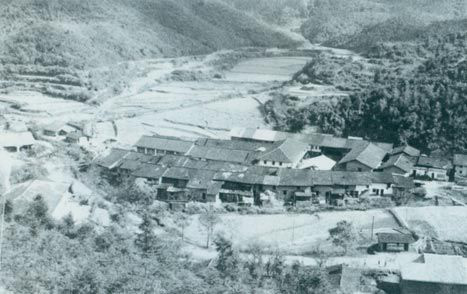 1929年3月14日，毛澤東同朱德指揮紅四軍進(jìn)攻長(cháng)嶺寨，殲敵兩千余人，擊斃敵旅長(cháng)郭鳳鳴，乘勝占領(lǐng)長(cháng)汀城。圖為長(cháng)嶺寨。