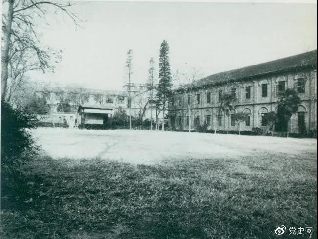 　　1927年3月18日，毛澤東出席在武昌舉行的河南武裝農民代表大會(huì )，并作湖南農運狀況報告。圖為大會(huì )會(huì )場(chǎng)——武昌農講所大操場(chǎng)。