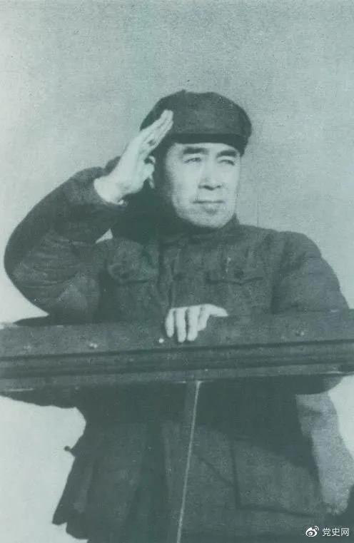 1949年3月，中共中央進(jìn)入北平。圖為周恩來(lái)在北平機場(chǎng)檢閱部隊。