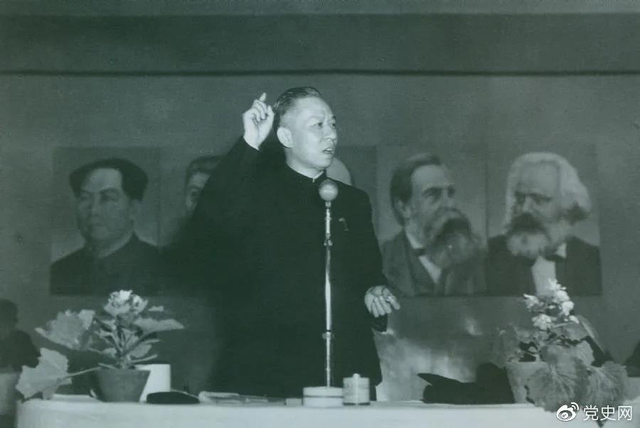 1951年3月28日，劉少奇在第一次全國組織工作會(huì )議上作報告。