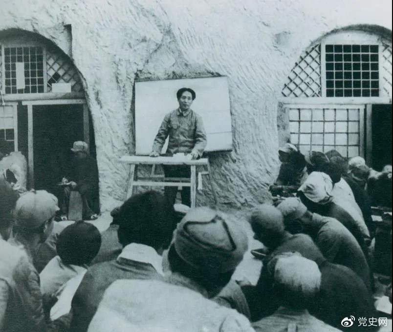 1938年4月，毛澤東在魯迅藝術(shù)學(xué)院講演。