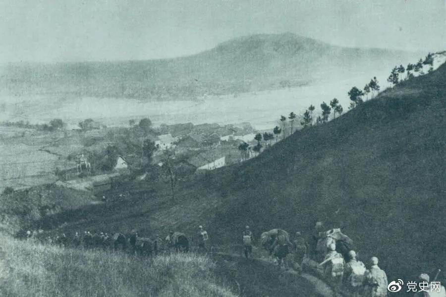 1945年4月6日，太行部隊等向白晉、同蒲沿線(xiàn)上的日軍展開(kāi)攻擊。這是八路軍向祁縣開(kāi)進(jìn)。