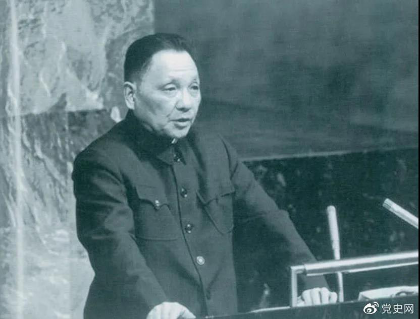 1974年4月10日，鄧小平在聯(lián)合國大會(huì )第六屆特別會(huì )議上發(fā)言。