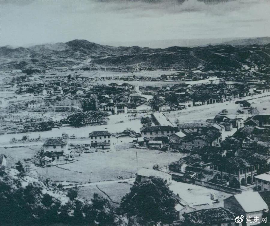 1928年4月，朱德率領(lǐng)南昌起義余部到達井岡山，與毛澤東領(lǐng)導的部隊勝利會(huì )師。圖為會(huì )師地點(diǎn)礱市全景。