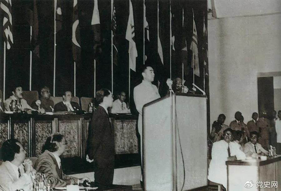 1955年4月18日，亞非會(huì )議在萬(wàn)隆開(kāi)幕。圖為19日周恩來(lái)在會(huì )議上發(fā)言。