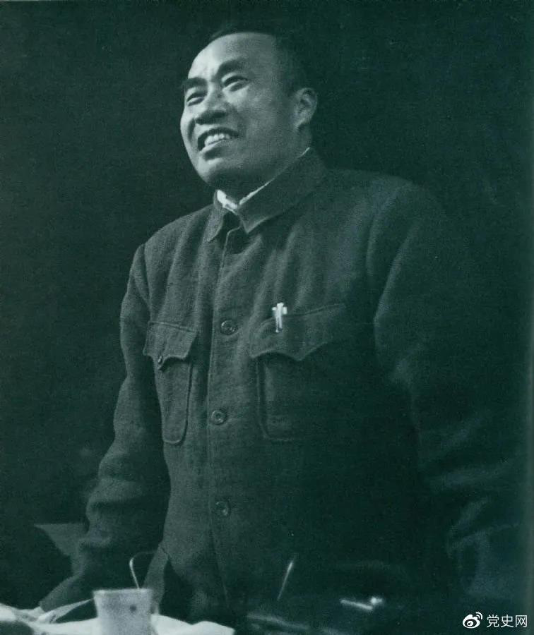 1945年4月25日，朱德在中國共產(chǎn)黨第七次全國代表大會(huì )上作題為《論解放區戰場(chǎng)》的軍事報告。
