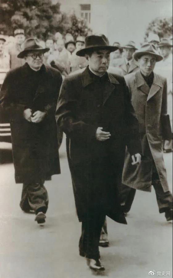 1954年4月26日，日內瓦會(huì )議開(kāi)幕。圖為周恩來(lái)率中國代表團進(jìn)入會(huì )場(chǎng)。