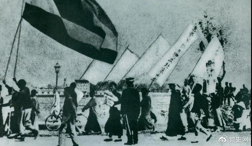 1919年5月4日，北京爆發(fā)學(xué)生反帝愛(ài)國運動(dòng)。這是北京大學(xué)學(xué)生的示威游行隊伍。