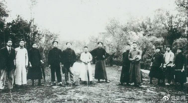 1920年5月8日，新民學(xué)會(huì )部分會(huì )員在上海半淞園合影。左七為毛澤東。