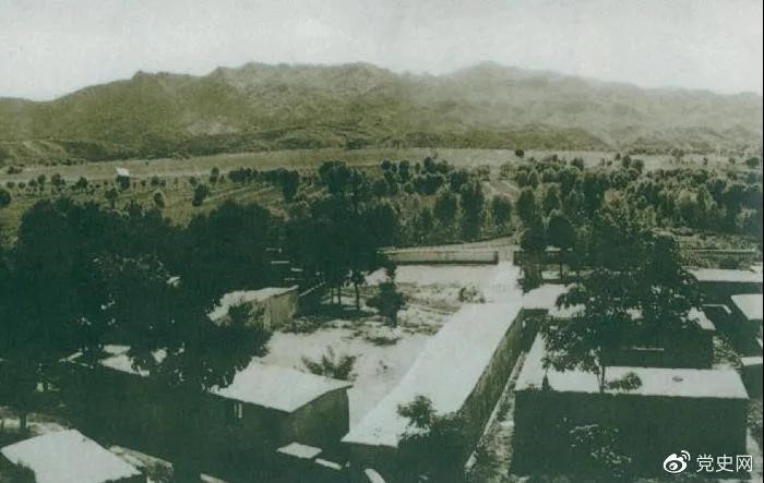 1948年5月，中共中央和人民解放軍總部由陜北遷到河北平山縣西柏坡。圖為中央領(lǐng)導人辦公處所俯瞰。