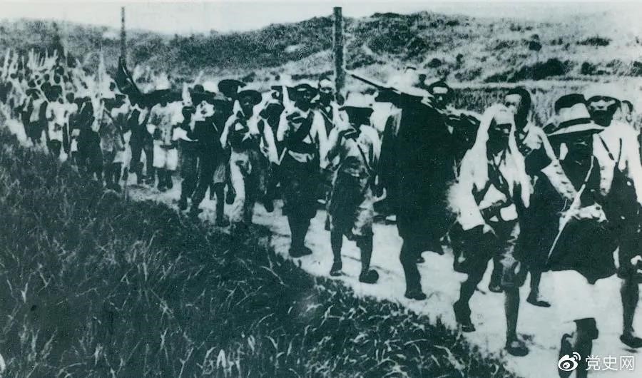 　　1931年5月16日至31日，紅一方面軍在毛澤東、朱德指揮下，連續打了5個(gè)勝仗，殲敵3萬(wàn)余人，繳槍2萬(wàn)余支，打退了國民黨軍隊的第二次“圍剿”。圖為行軍中的紅軍。