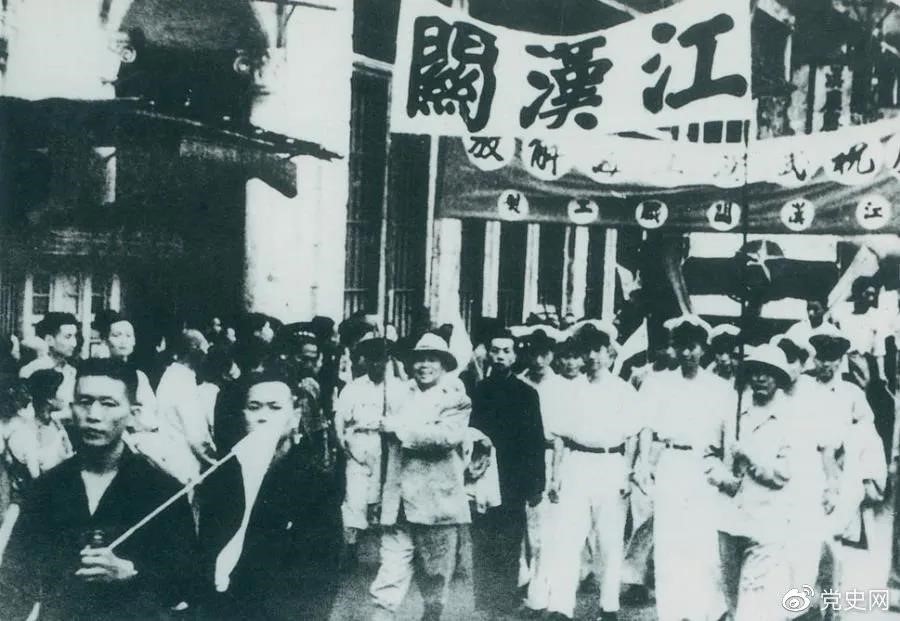 1949年5月17日，第四野戰軍解放武漢。圖為武漢人民歡慶解放。