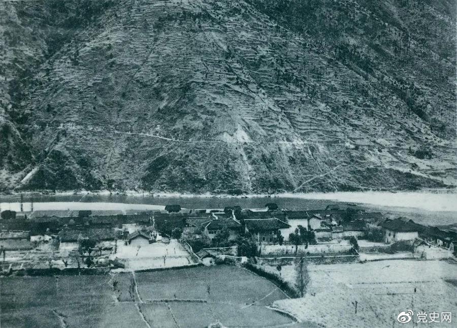　　1935年5月25日，紅一方面軍到達大渡河南岸的安順場(chǎng)。紅軍17名勇士靠一葉孤舟強渡大渡河，為沿大渡河左岸北上的部隊打開(kāi)了一條通道。圖為安順場(chǎng)一角。
