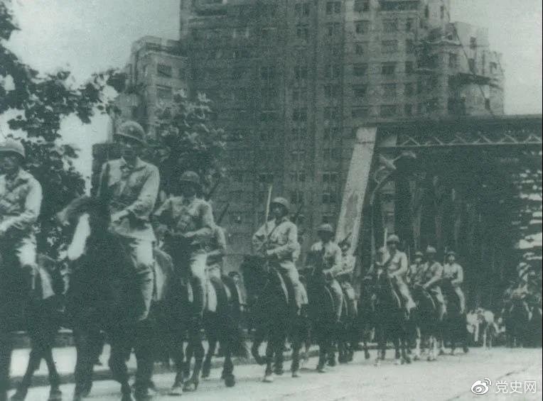 　　1949年5月，人民解放軍殲滅退守上海的敵軍15萬(wàn)人，解放了這個(gè)中國最大的城市。圖為解放軍進(jìn)駐上海。