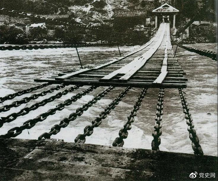 　　1935年5月29日，中央紅軍左縱隊先頭部隊在瀘定橋西頭發(fā)起奪橋戰斗，勝利搶占大橋。圖為瀘定橋。