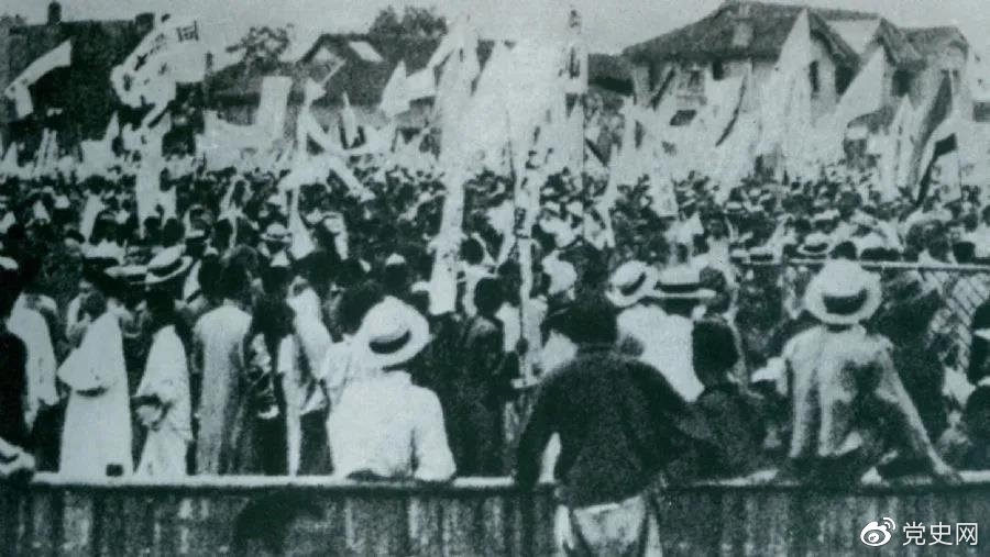 1925年5月30日，上海爆發(fā)了反帝愛(ài)國的五卅運動(dòng)，掀起了全國范圍大革命高潮。