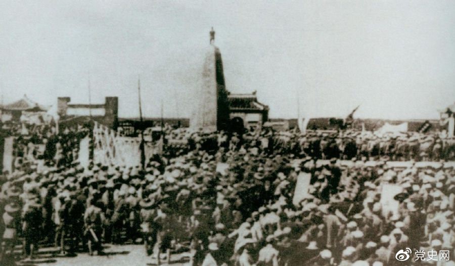 　　1931年6月，紅七軍到達中央革命根據地江西興國縣，編入彭德懷率領(lǐng)的紅三軍團。圖為當時(shí)會(huì )師的情形。