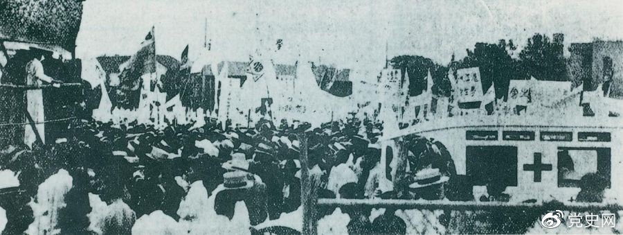 　　1925年6月7日，中國共產(chǎn)黨通過(guò)上?？偣?huì )聯(lián)合上海學(xué)生聯(lián)合會(huì )、上海各馬路商界聯(lián)合會(huì )等，成立了上海反帝運動(dòng)的領(lǐng)導機關(guān)——工商學(xué)聯(lián)合會(huì )。11日，在該會(huì )的主持下，上海20萬(wàn)群眾集會(huì )，通過(guò)了逞兇、賠償、取消領(lǐng)事裁判權等17項對外交涉條件。圖為大會(huì )盛況。