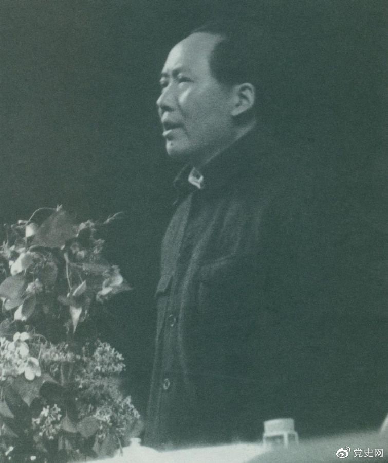 1945年6月11日，毛澤東在中國共產(chǎn)黨第七次全國代表大會(huì )上致閉幕詞。