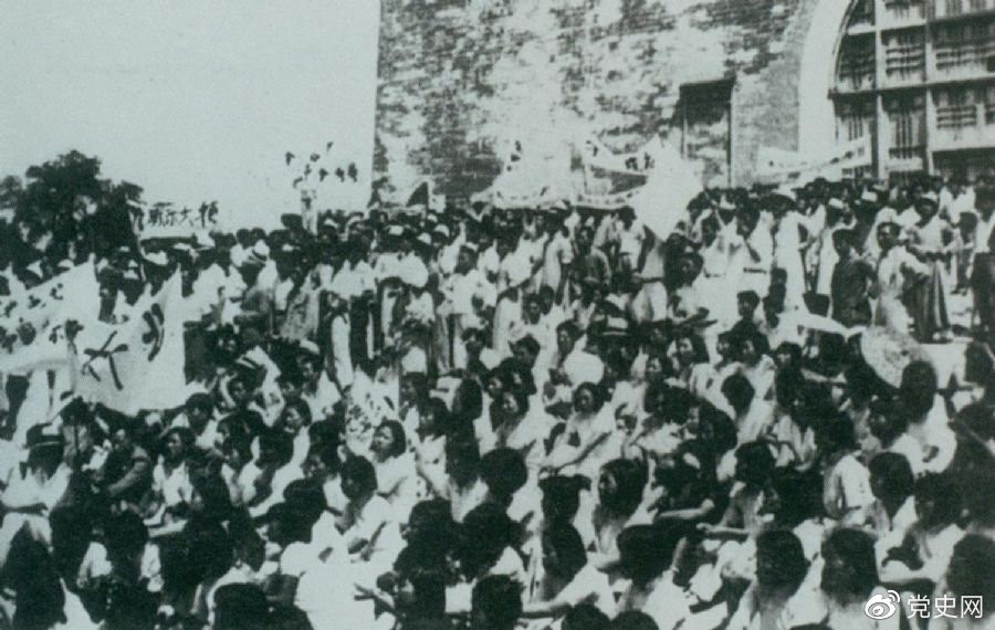 1936年6月13日，北平學(xué)生與市民在鼓樓前舉行聲勢浩大的抗日集會(huì )。