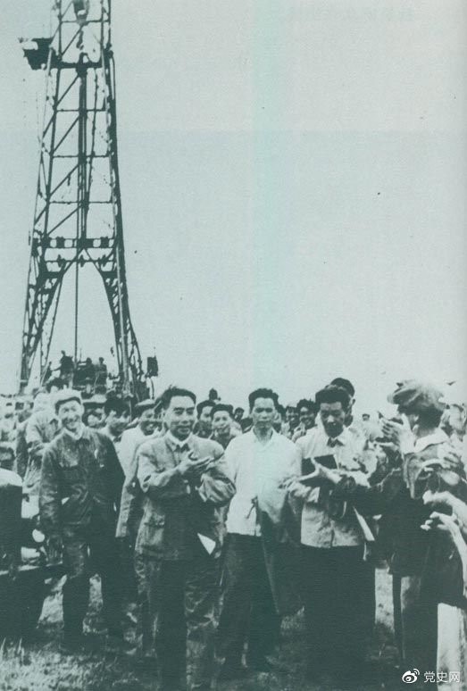1962年6月，周恩來(lái)到大慶視察，這是在1202鉆井隊現場(chǎng)參觀(guān)。 
