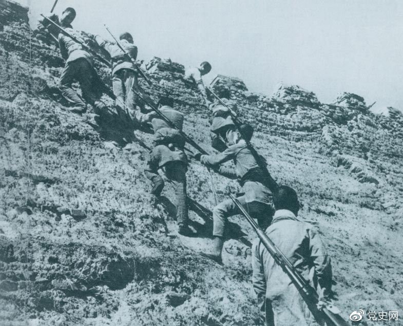 1945年6月25日，八路軍冀中部隊攻克河北獻縣。圖為部隊奮勇攀登城墻。