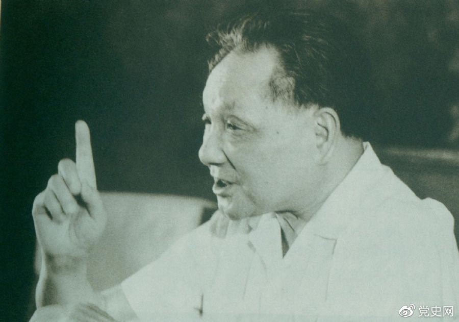 　　1981年6月27日，中共十一屆六中全會(huì )通過(guò)《關(guān)于建國以來(lái)黨的若干歷史問(wèn)題的決議》。圖為鄧小平在閉幕會(huì )上發(fā)表講話(huà)。