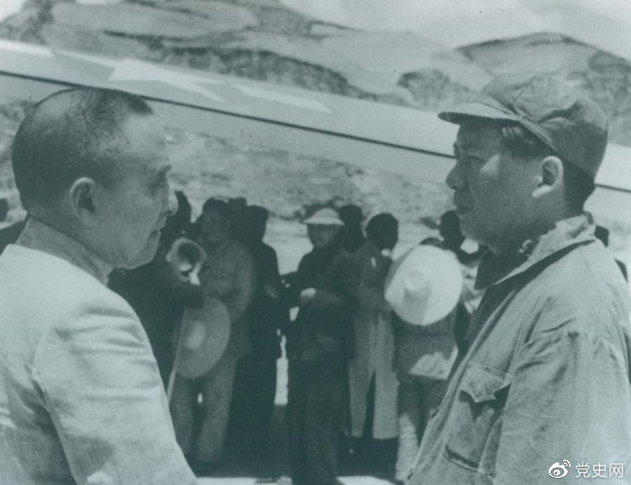 1945年7月1日，毛澤東歡迎黃炎培等民主人士來(lái)延安參觀(guān)。