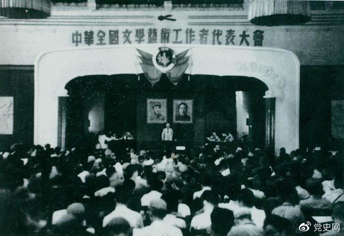 1949年7月2日至19日，第一次中華全國文學(xué)藝術(shù)工作者代表大會(huì )在北平召開(kāi)。圖為大會(huì )會(huì )場(chǎng)。