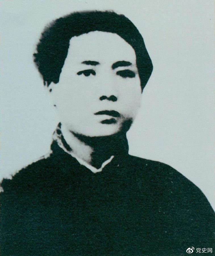 1921年7月，毛澤東赴上海參加中國共產(chǎn)黨第一次代表大會(huì )，成為黨的創(chuàng  )始人之一。