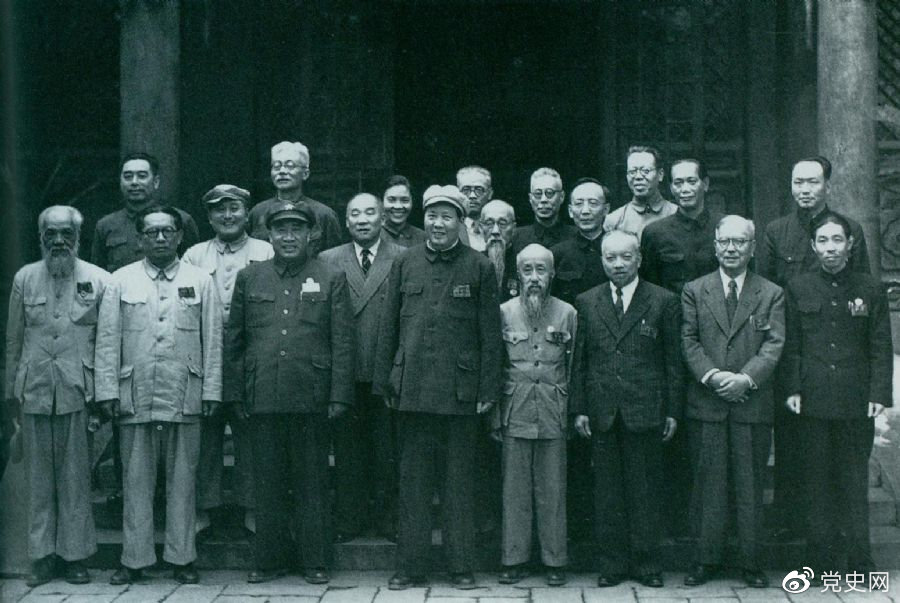 1949年7月5日，新政治協(xié)商會(huì )議籌備會(huì )常務(wù)委員合影。