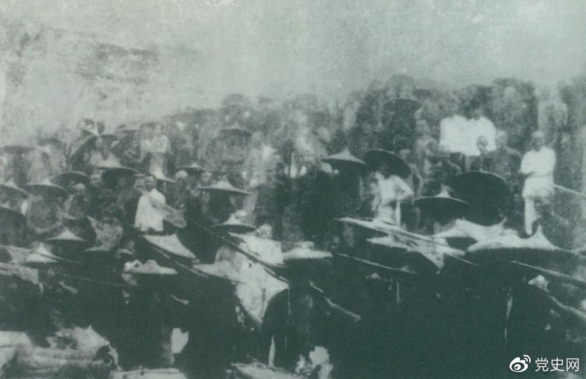 　　1926年7月9日，國民革命軍開(kāi)始北伐。兩天后，北伐軍的先頭部隊葉挺獨立團攻占了長(cháng)沙。然后向武漢進(jìn)攻。一路上，迅猛發(fā)展的農民運動(dòng)有力地配合了北伐戰爭。在湖南、江西、湖北，農民運動(dòng)越來(lái)越引人注目。這是支援北伐戰爭的農民自衛軍。