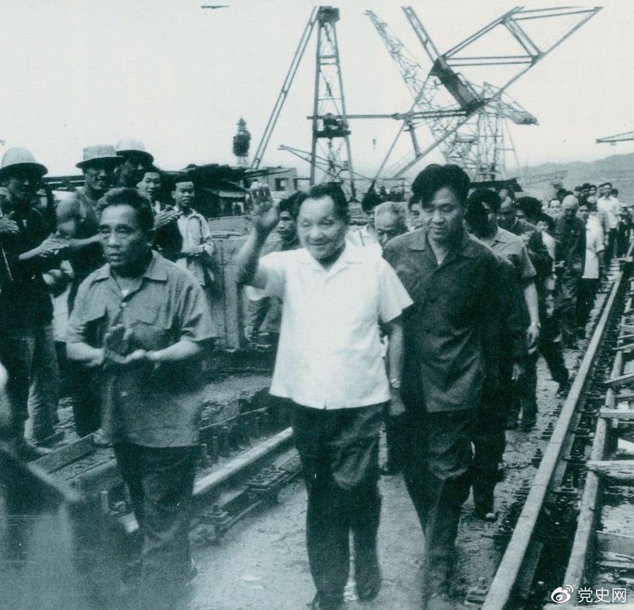 1980年7月12日，鄧小平到葛洲壩水利樞紐工程視察。