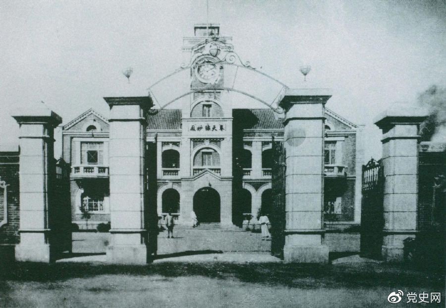 圖為中共滿(mǎn)洲省委舊址。1929年6月，中共中央政治局決定劉少奇任中共滿(mǎn)洲省委書(shū)記。7月，劉少奇到達奉天（今沈陽(yáng)）赴任。