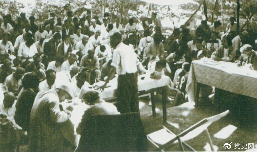 1947年7月17日至9月13日，全國土地會(huì )議在河北西柏坡召開(kāi)。劉少奇主持會(huì )議并在會(huì )上作報告。