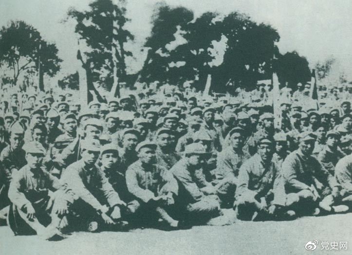盧溝橋事變后的第11天，1937年7月18日，延安召開(kāi)群眾大會(huì )，毛澤東發(fā)表演說(shuō)。據當時(shí)報載：“演詞激昂，聽(tīng)眾均摩拳擦掌，熱血沸騰，愿赴抗日戰場(chǎng)，與日寇決一死戰?！?/></p><p>盧溝橋事變后的第11天，1937年7月18日，延安召開(kāi)群眾大會(huì )，毛澤東發(fā)表演說(shuō)。據當時(shí)報載：“演詞激昂，聽(tīng)眾均摩拳擦掌，熱血沸騰，愿赴抗日戰場(chǎng)，與日寇決一死戰?！?/p><p><br/></p><p>轉載：共產(chǎn)黨員網(wǎng)</p>
							
							</div><!-- article-con -->






		<div   id=