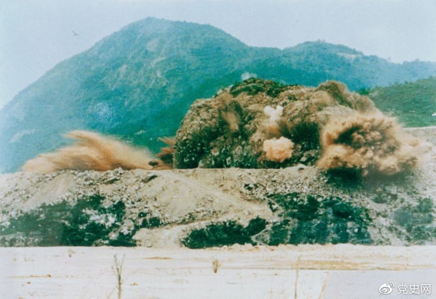 1979年7月20日，深圳蛇口工業(yè)區的建設者點(diǎn)燃開(kāi)山炮時(shí)的場(chǎng)面。