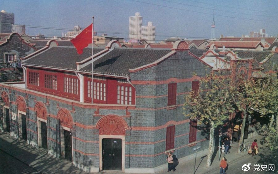 1921年7月23日 中國共產(chǎn)黨第一次全國代表大會(huì )在上海法租界望志路106號（今興業(yè)路76號）開(kāi)幕。最后一天的會(huì )議轉移到浙江嘉興南湖的游船上舉行。 圖為中共一大會(huì )址。